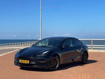 טסלה MODEL 3