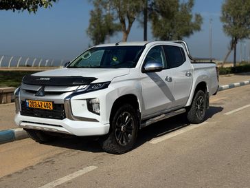 מיצובישי L-200