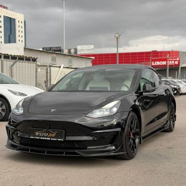 טסלה MODEL 3