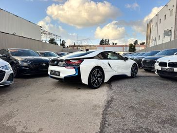 ב מ וו I8