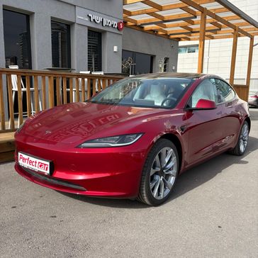 טסלה MODEL 3