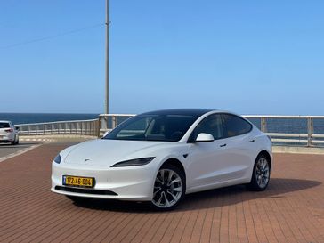 טסלה MODEL 3