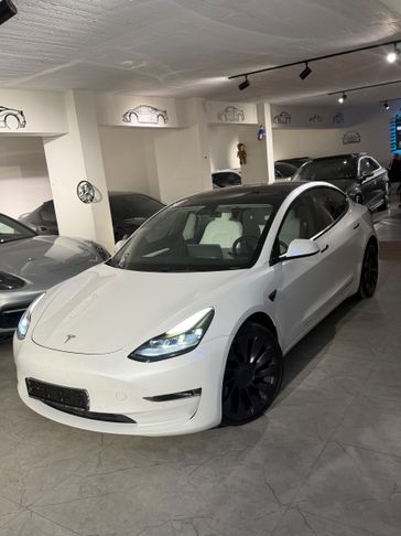 טסלה MODEL 3