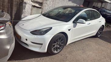 טסלה MODEL 3