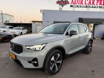 וולבו XC40 B4