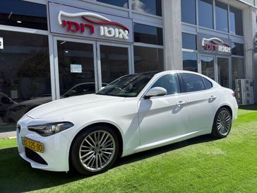 אלפא רומיאו ג'וליה