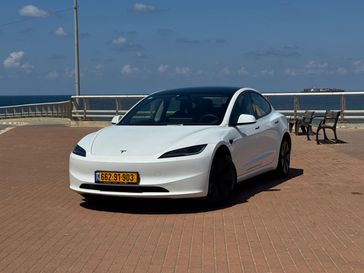 טסלה MODEL 3