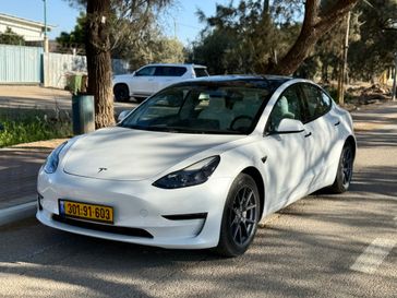 טסלה MODEL 3