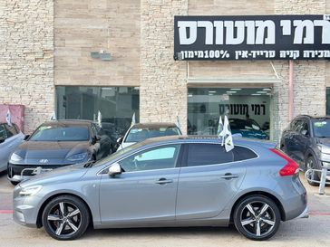 וולבו V40