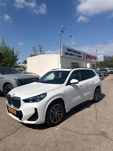 ב מ וו X1