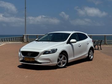 וולבו V40