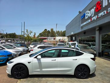 טסלה MODEL 3