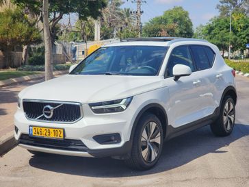 וולבו XC40