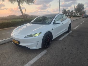 טסלה MODEL 3