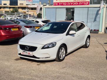 וולבו V40