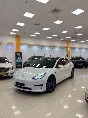 טסלה MODEL 3