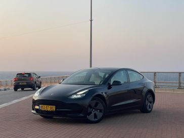 טסלה MODEL 3