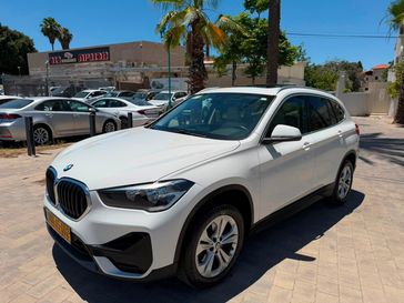 ב מ וו X1