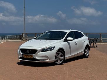וולבו V40