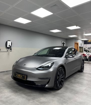 טסלה MODEL 3