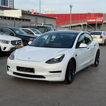 טסלה MODEL 3