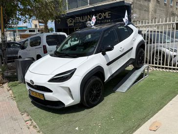 טויוטה יאריס קרוס