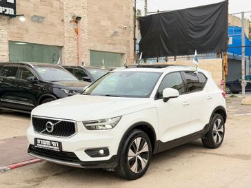 וולבו XC40