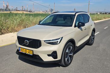 וולבו XC40 B4