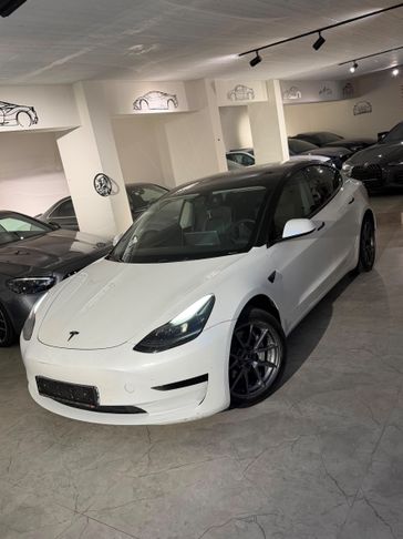 טסלה MODEL 3