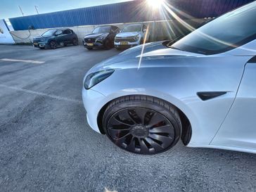 טסלה MODEL 3