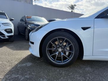 טסלה MODEL 3